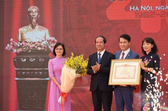 Bộ trưởng Nguyễn Kim Sơn dự Lễ kỉ niệm 40 năm ngày Nhà giáo Việt Nam và đón nhận bằng khen của Thủ tướng Chính phủ  tại trường TH, THCS và THPT Thực nghiệm Khoa học giáo dục thuộc Viện Khoa học Giáo dục Việt Nam